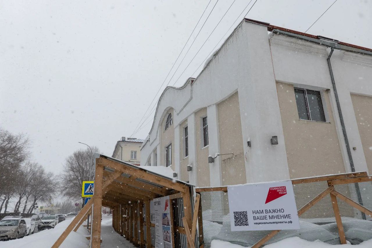 Дмитрий Анисимов: Провел строительный штаб в здании кемеровского Театра для детей и молодёжи, где продолжается капитальный ремонт