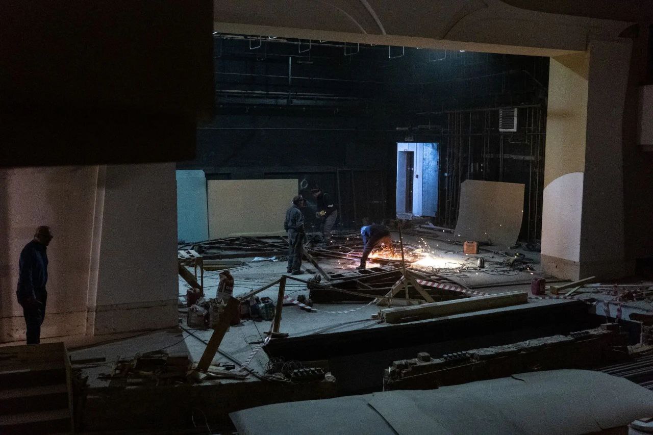 Глава города Дмитрий Анисимов провел строительный штаб в здании кемеровского Театра для детей и молодёжи Глава города Дмитрий Анисимов провел строительный штаб в здании кемеровского Театра для детей и молодёжи