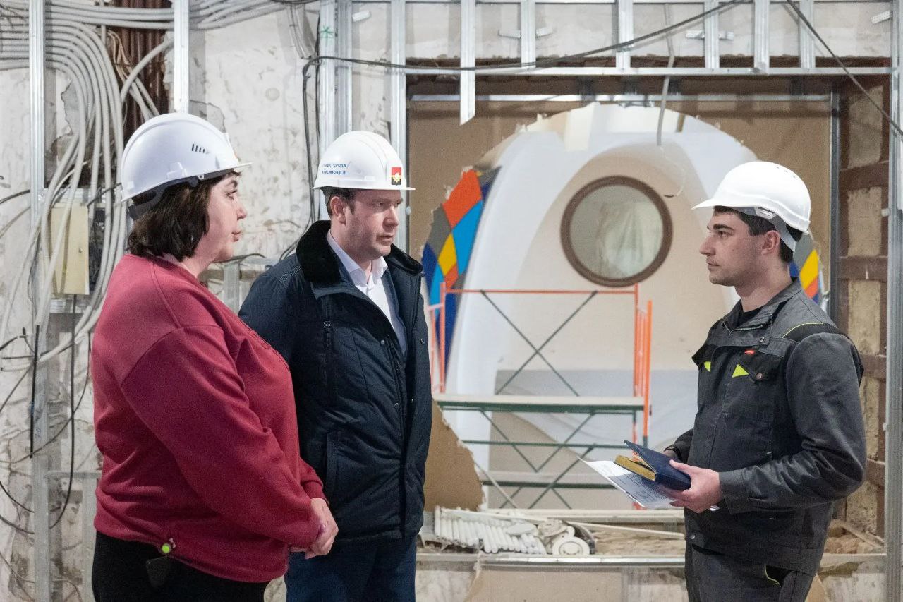 Глава города Дмитрий Анисимов провел строительный штаб в здании кемеровского Театра для детей и молодёжи Глава города Дмитрий Анисимов провел строительный штаб в здании кемеровского Театра для детей и молодёжи