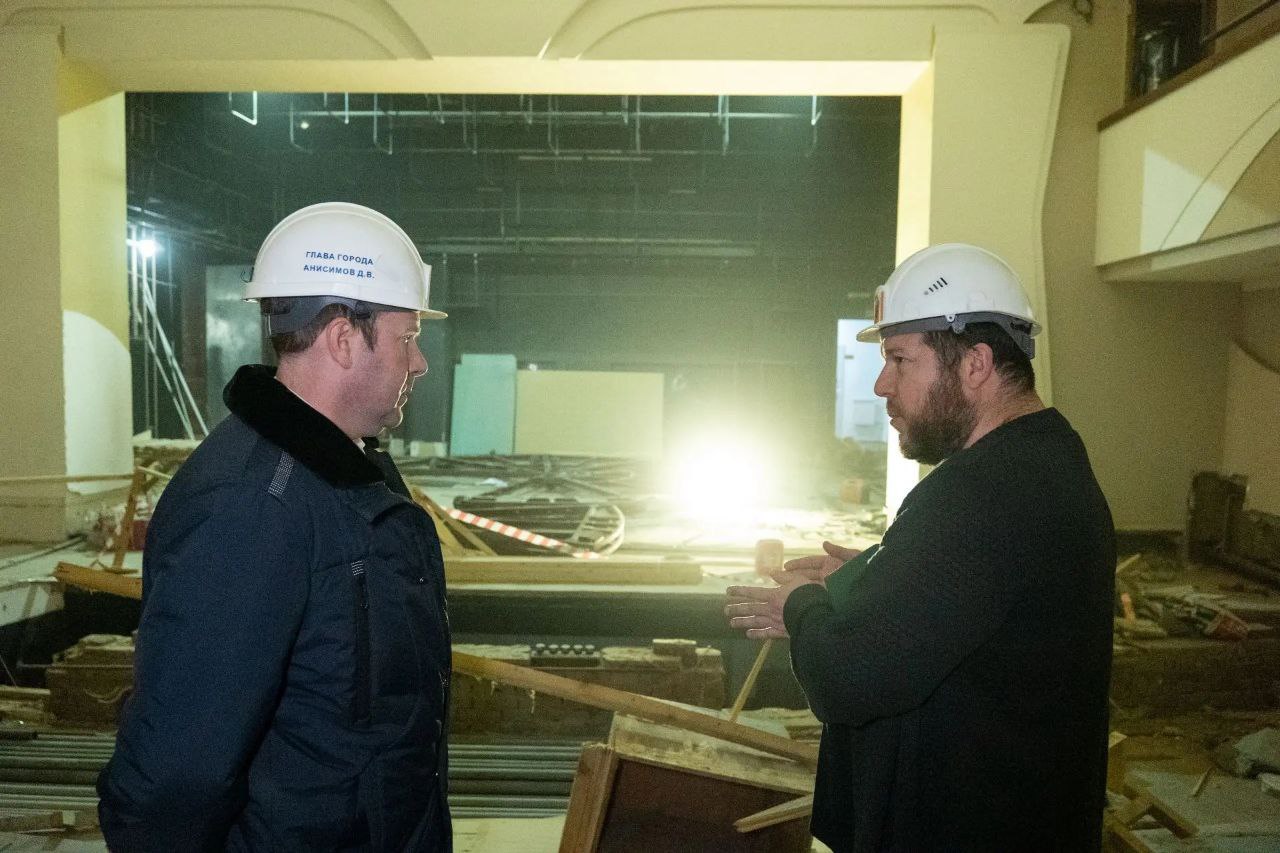 Глава города Дмитрий Анисимов провел строительный штаб в здании кемеровского Театра для детей и молодёжи Глава города Дмитрий Анисимов провел строительный штаб в здании кемеровского Театра для детей и молодёжи