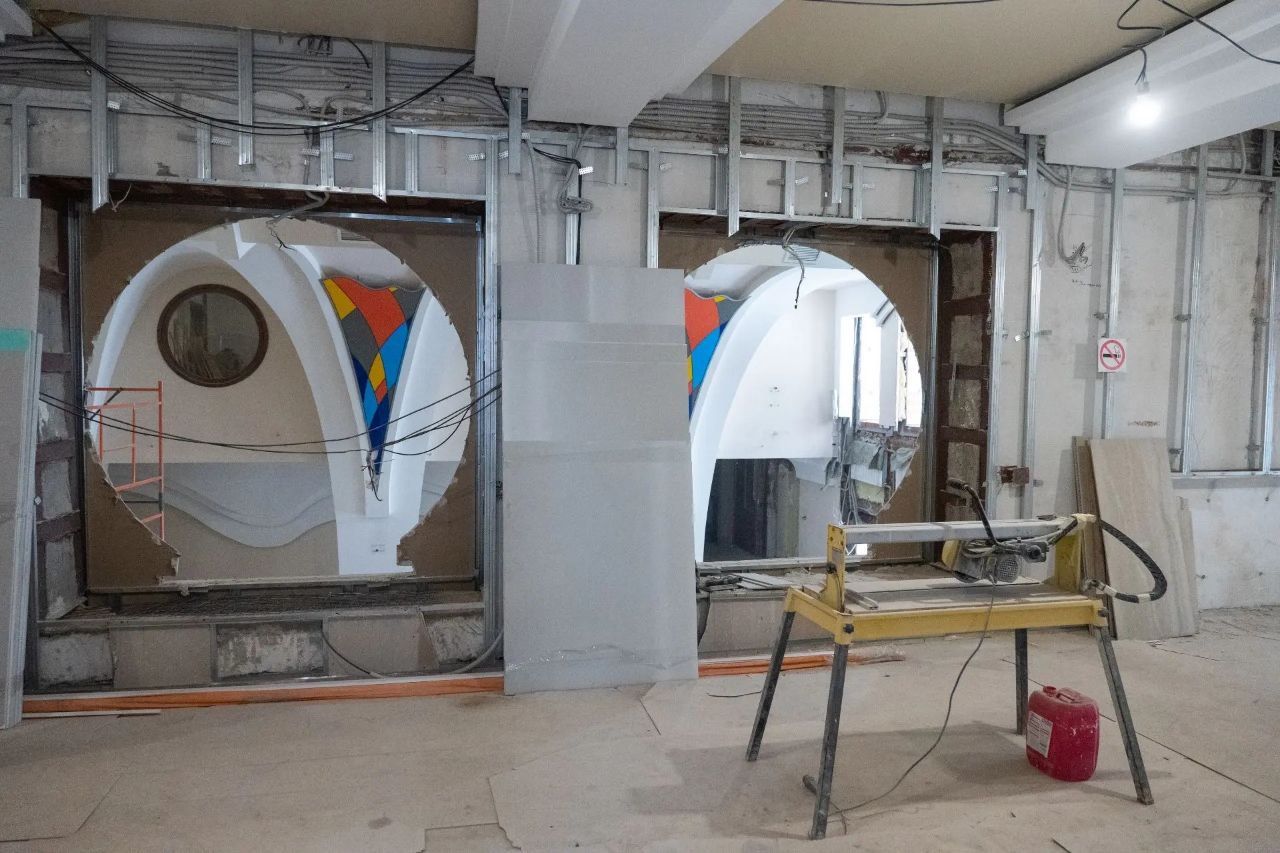 Глава города Дмитрий Анисимов провел строительный штаб в здании кемеровского Театра для детей и молодёжи Глава города Дмитрий Анисимов провел строительный штаб в здании кемеровского Театра для детей и молодёжи