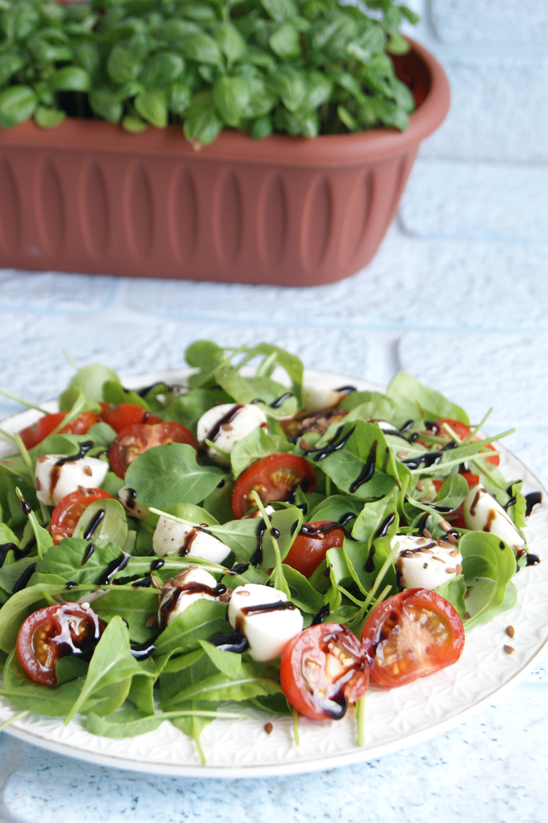 Нежный салат с рукколой, моцареллой и томатами для любого повода
