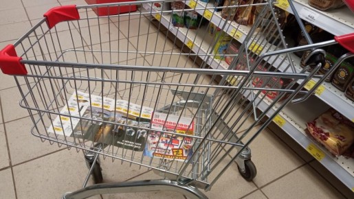 Покупатели застилают тележки газетами: неожиданные причины и полезные советы