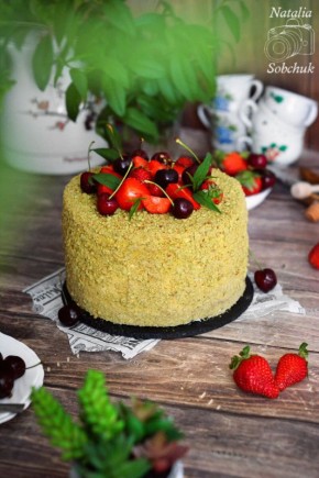 Необычный шпинатный медовик: как приготовить вкусный торт с ягодным конфи