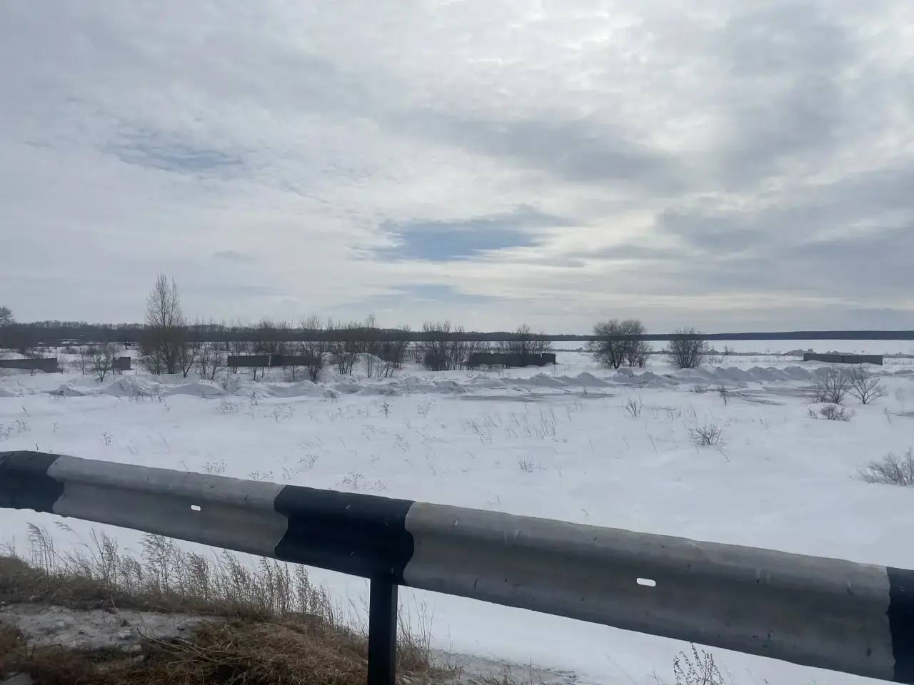 На территории старого аэропорта началось сооружение снежного вала На территории старого аэропорта началось сооружение снежного вала