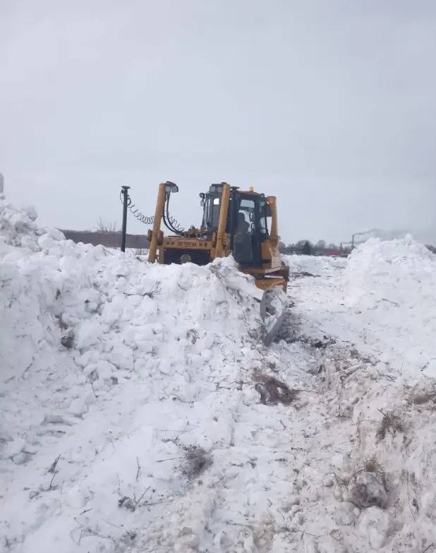 На территории старого аэропорта началось сооружение снежного вала