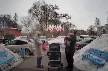 Глыба льда чуть не рухнула на родителей с ребенком