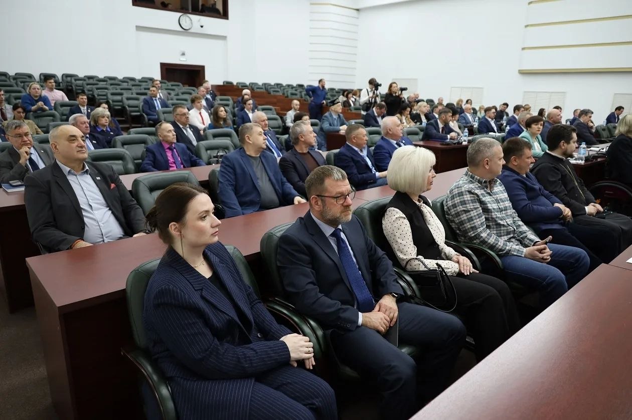 Начальник ГУ МВД России по Кемеровской области – Кузбассу Геннадий Корниенко выступил перед депутатами с отчетом о работе органов внутренних дел региона Начальник ГУ МВД России по Кемеровской области – Кузбассу Геннадий Корниенко выступил перед депутатами с отчетом о работе органов внутренних дел региона