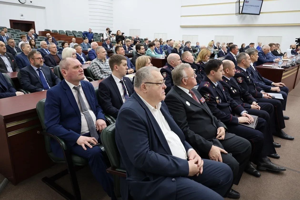 Начальник ГУ МВД России по Кемеровской области – Кузбассу Геннадий Корниенко выступил перед депутатами с отчетом о работе органов внутренних дел региона Начальник ГУ МВД России по Кемеровской области – Кузбассу Геннадий Корниенко выступил перед депутатами с отчетом о работе органов внутренних дел региона