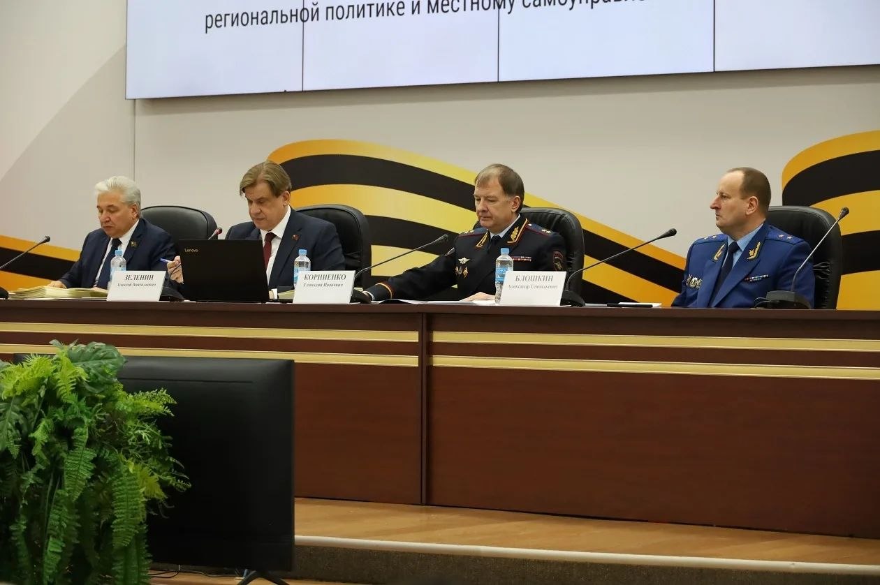 Начальник ГУ МВД России по Кемеровской области – Кузбассу Геннадий Корниенко выступил перед депутатами с отчетом о работе органов внутренних дел региона Начальник ГУ МВД России по Кемеровской области – Кузбассу Геннадий Корниенко выступил перед депутатами с отчетом о работе органов внутренних дел региона