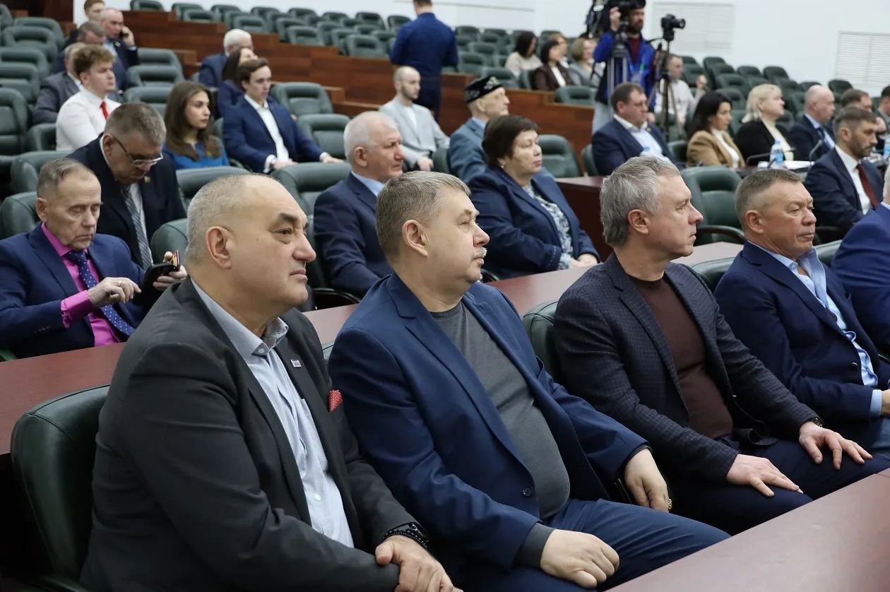 Начальник ГУ МВД России по Кемеровской области – Кузбассу Геннадий Корниенко выступил перед депутатами с отчетом о работе органов внутренних дел региона Начальник ГУ МВД России по Кемеровской области – Кузбассу Геннадий Корниенко выступил перед депутатами с отчетом о работе органов внутренних дел региона