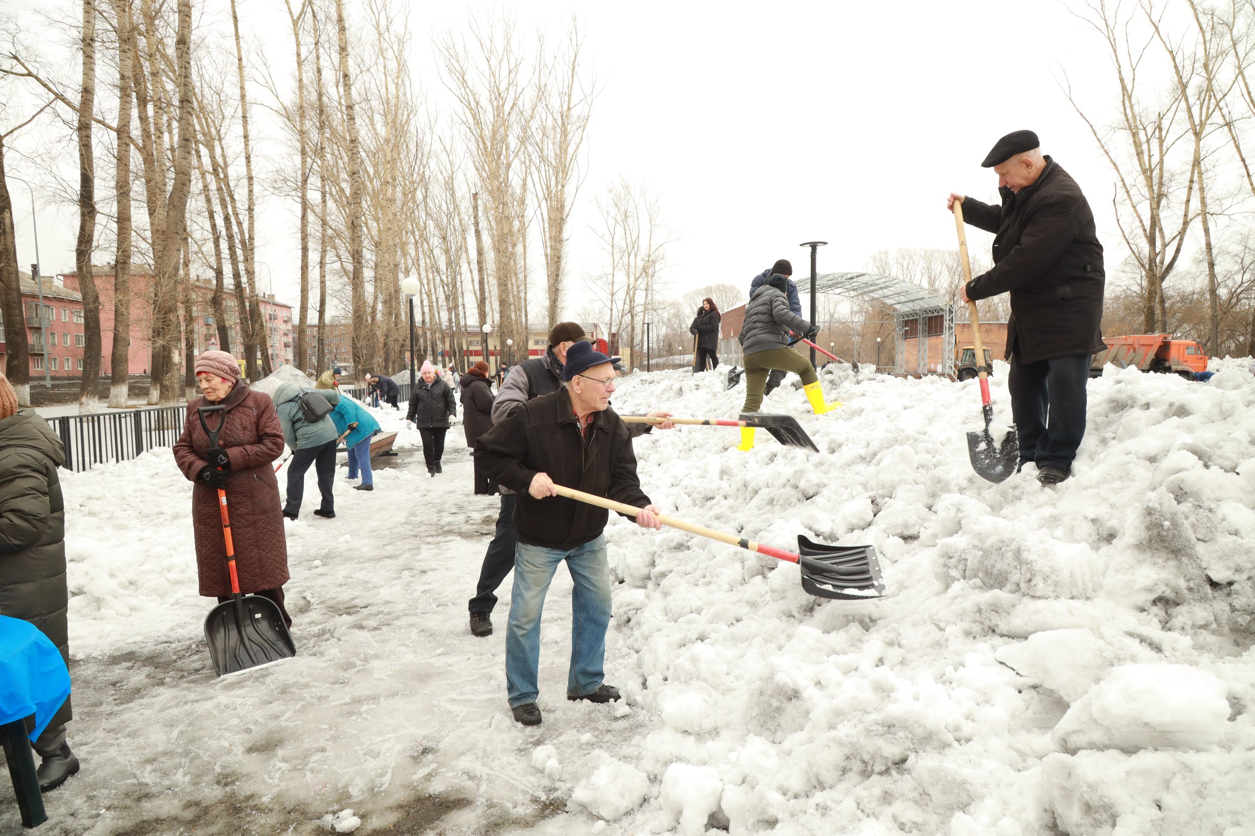 В Новокузнецке началась весенняя уборка территорий в рамках Всекузбасского субботника, объявленного Губернатором Кузбасса Ильей Середюком В Новокузнецке началась весенняя уборка территорий в рамках Всекузбасского субботника, объявленного Губернатором Кузбасса Ильей Середюком
