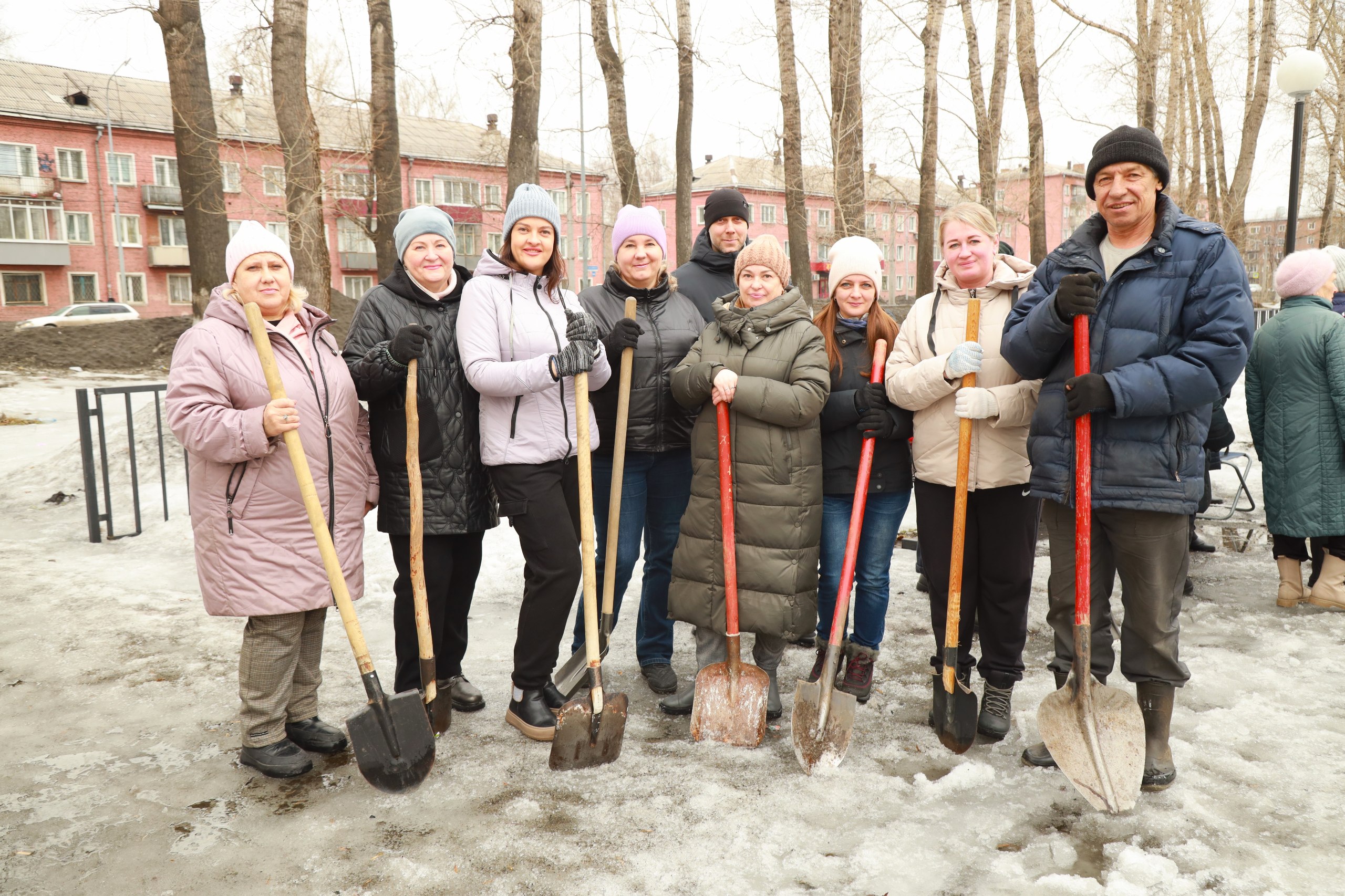 В Новокузнецке началась весенняя уборка территорий в рамках Всекузбасского субботника, объявленного Губернатором Кузбасса Ильей Середюком