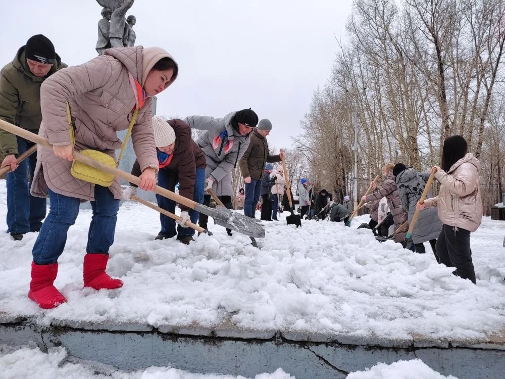 Активисты Центрального района присоединились ко Всекузбасскому субботнику Активисты Центрального района присоединились ко Всекузбасскому субботнику
