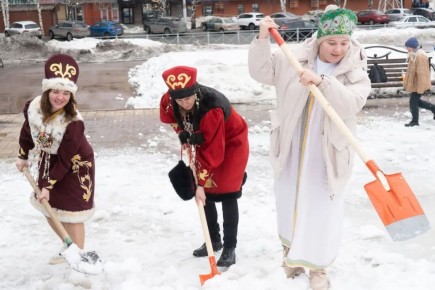В Ленинском районе в линейном парке бульвара Строителей прошёл костюмированный субботник, посвящённый Году единства народов России