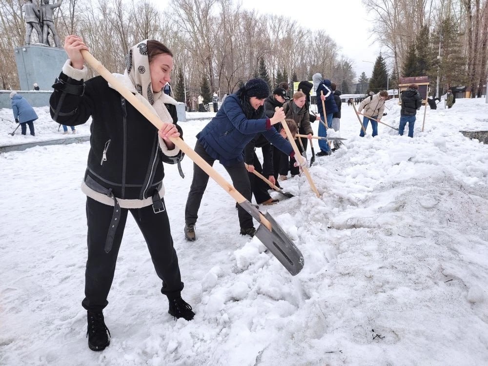 Активисты Центрального района присоединились ко Всекузбасскому субботнику Активисты Центрального района присоединились ко Всекузбасскому субботнику