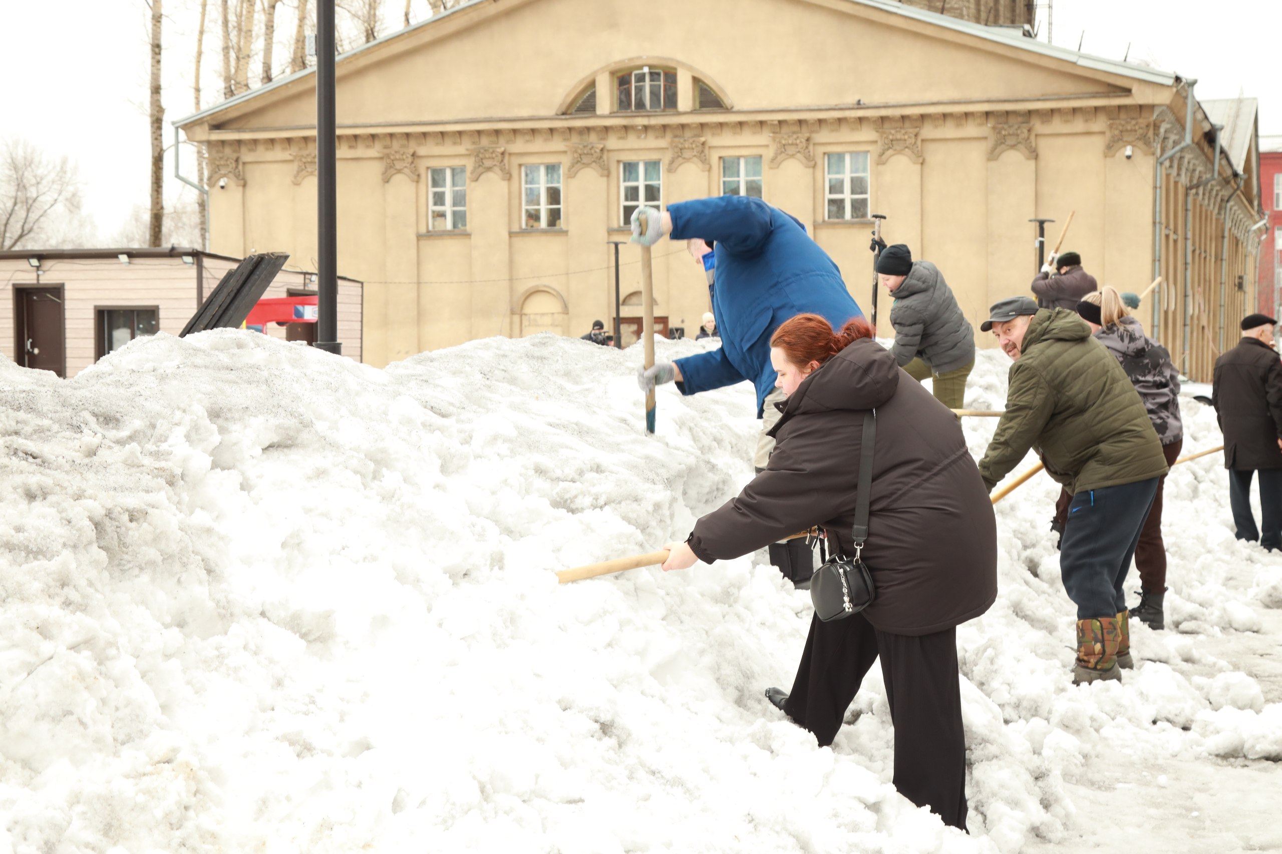 В Новокузнецке началась весенняя уборка территорий в рамках Всекузбасского субботника, объявленного Губернатором Кузбасса Ильей Середюком В Новокузнецке началась весенняя уборка территорий в рамках Всекузбасского субботника, объявленного Губернатором Кузбасса Ильей Середюком