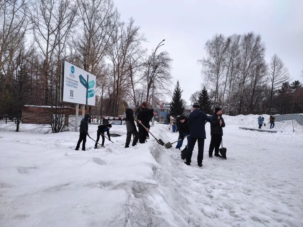 Активисты Центрального района присоединились ко Всекузбасскому субботнику Активисты Центрального района присоединились ко Всекузбасскому субботнику