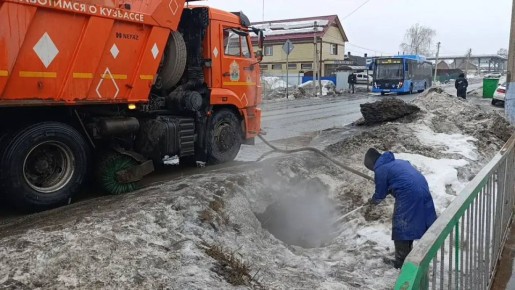 Промывку водоотводных кюветов с вывозом снега выполнили на ул. Масальская, на ул. Рабочая дорожные службы промыли водопропускные трубы