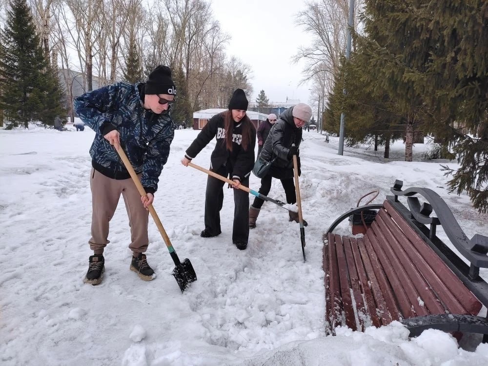 Активисты Центрального района присоединились ко Всекузбасскому субботнику Активисты Центрального района присоединились ко Всекузбасскому субботнику