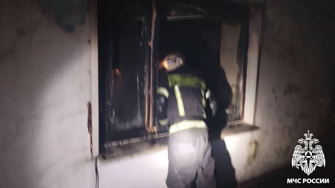 Не проспи свою жизнь. Сегодня ночью в Юргинском городском округе на улице Пушкина произошёл пожар в двухквартирном жилом доме Не проспи свою жизнь. Сегодня ночью в Юргинском городском округе на улице Пушкина произошёл пожар в двухквартирном жилом доме