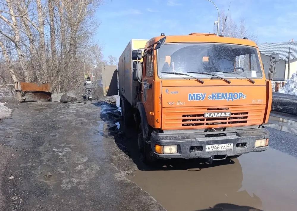 В выходные дни в уборке улично – дорожной сети в городе было задействовано 70 единиц специализированной техники и 133 дорожных рабочих В выходные дни в уборке улично – дорожной сети в городе было задействовано 70 единиц специализированной техники и 133 дорожных рабочих