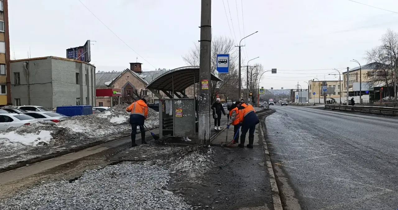 В выходные дни в уборке улично – дорожной сети в городе было задействовано 70 единиц специализированной техники и 133 дорожных рабочих В выходные дни в уборке улично – дорожной сети в городе было задействовано 70 единиц специализированной техники и 133 дорожных рабочих