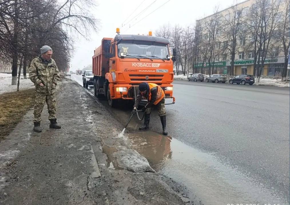 В выходные дни в уборке улично – дорожной сети в городе было задействовано 70 единиц специализированной техники и 133 дорожных рабочих В выходные дни в уборке улично – дорожной сети в городе было задействовано 70 единиц специализированной техники и 133 дорожных рабочих