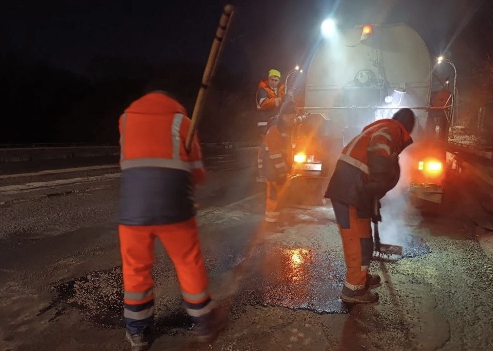 В Кемерове продолжается ямочный ремонт дорог литой асфальтобетонной смесью В Кемерове продолжается ямочный ремонт дорог литой асфальтобетонной смесью