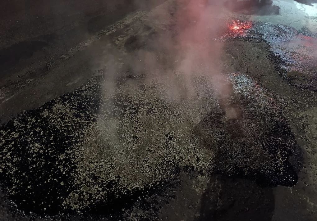 В Кемерове продолжается ямочный ремонт дорог литой асфальтобетонной смесью В Кемерове продолжается ямочный ремонт дорог литой асфальтобетонной смесью