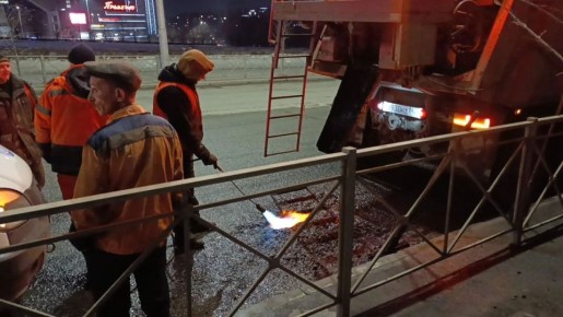 В Кемерове продолжаются работы по ямочному ремонту дорог с использованием литой асфальтобетонной смеси