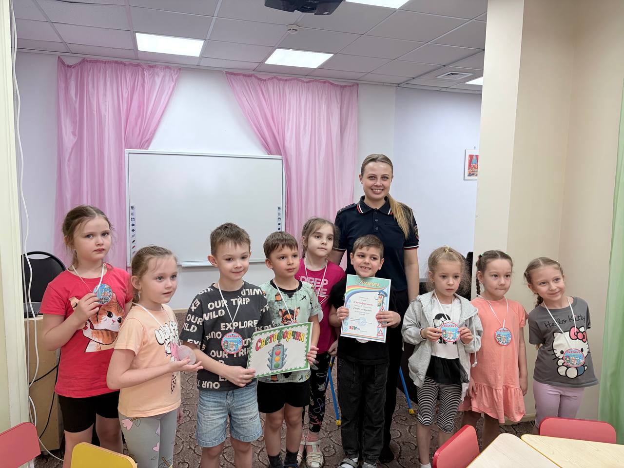 Сотрудники Госавтоинспекции Кемерово провели обучающую беседу для дошкольников Сотрудники Госавтоинспекции Кемерово провели обучающую беседу для дошкольников