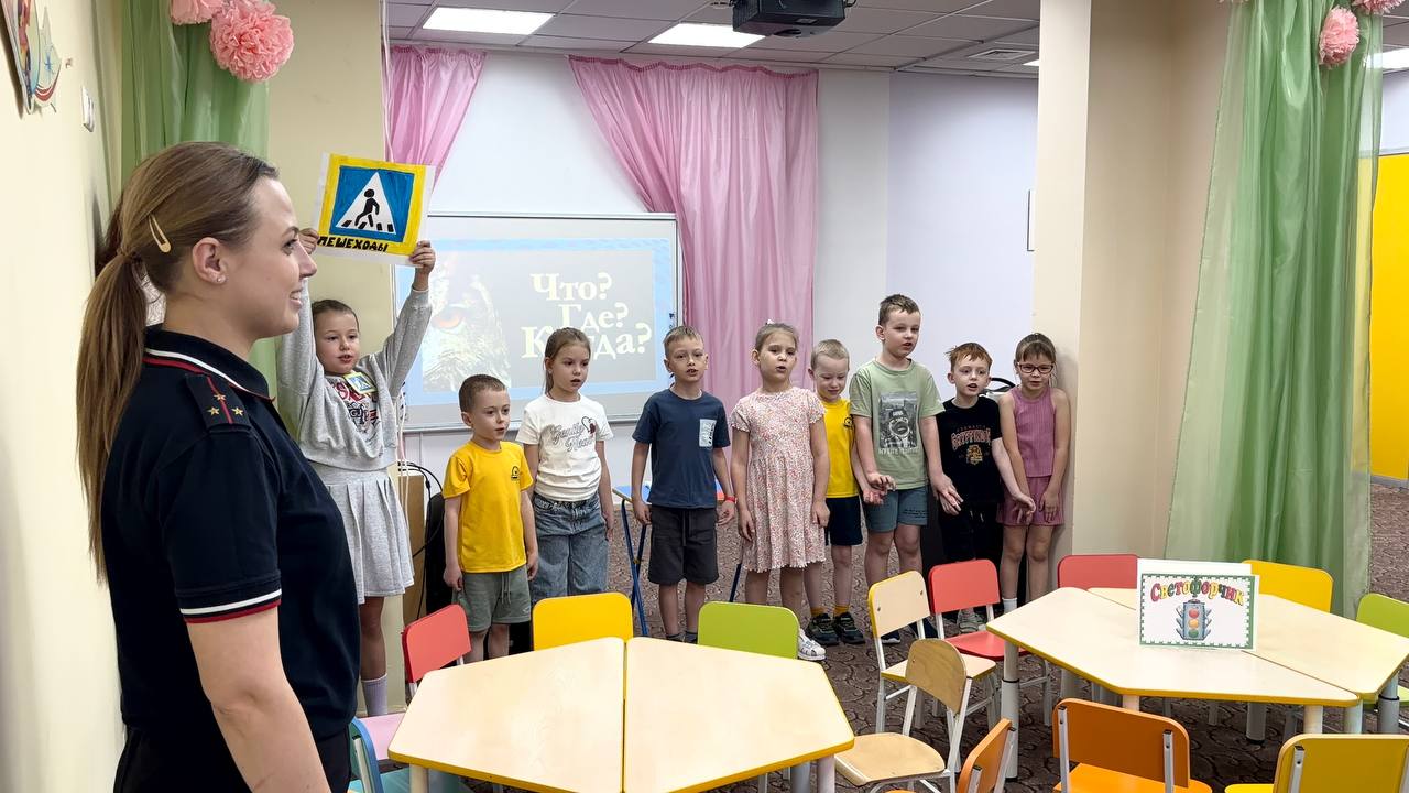 Сотрудники Госавтоинспекции Кемерово провели обучающую беседу для дошкольников Сотрудники Госавтоинспекции Кемерово провели обучающую беседу для дошкольников