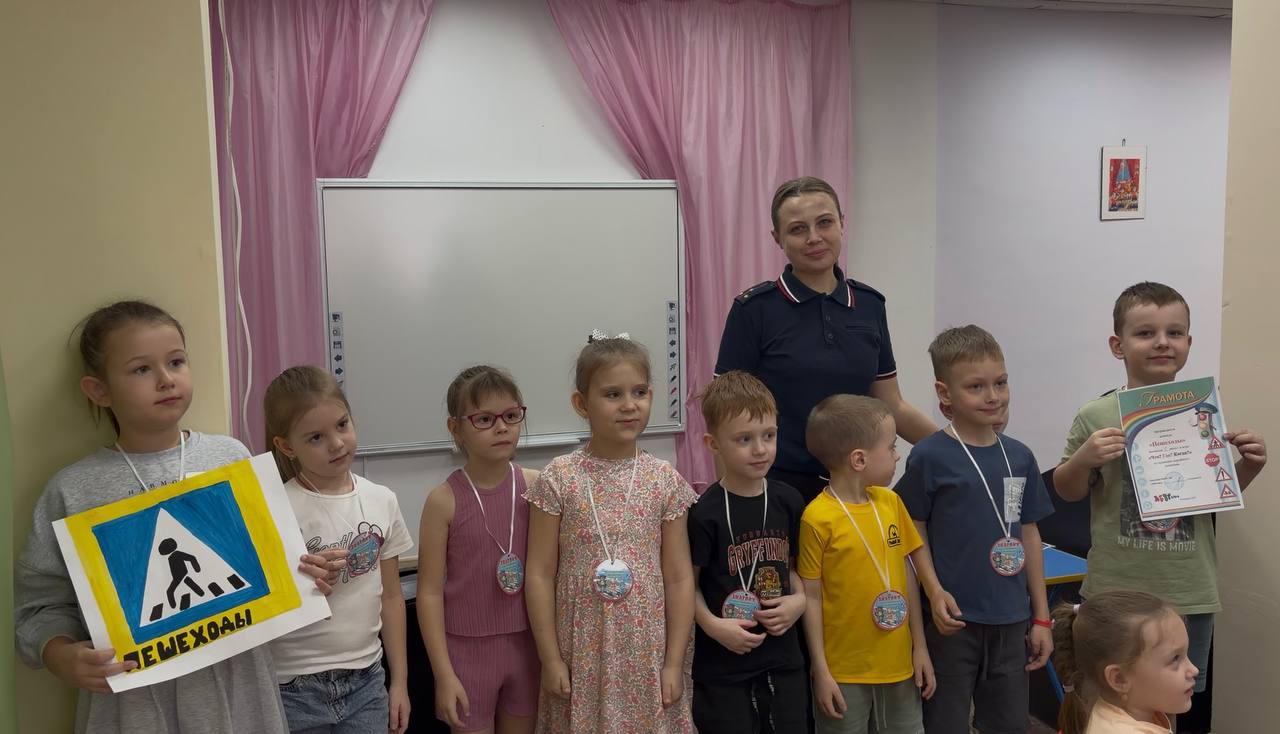 Сотрудники Госавтоинспекции Кемерово провели обучающую беседу для дошкольников Сотрудники Госавтоинспекции Кемерово провели обучающую беседу для дошкольников