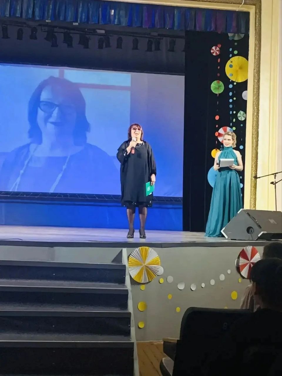 Сегодня героиней нашей рубрики «Люди района» стала Эльза Ивановна Бендер — ветеран педагогического труда Куйбышевского района, руководитель, чья жизнь была неразрывно связана с воспитанием молодых талантов Сегодня героиней нашей рубрики «Люди района» стала Эльза Ивановна Бендер — ветеран педагогического труда Куйбышевского района, руководитель, чья жизнь была неразрывно связана с воспитанием молодых талантов