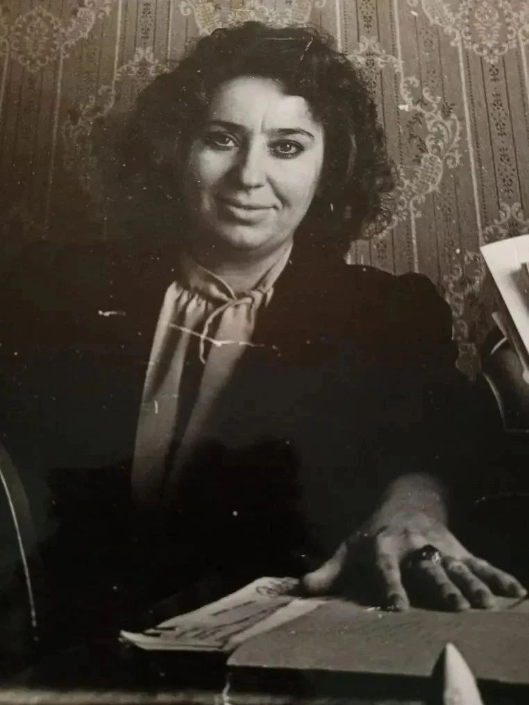 Сегодня героиней нашей рубрики «Люди района» стала Эльза Ивановна Бендер — ветеран педагогического труда Куйбышевского района, руководитель, чья жизнь была неразрывно связана с воспитанием молодых талантов Сегодня героиней нашей рубрики «Люди района» стала Эльза Ивановна Бендер — ветеран педагогического труда Куйбышевского района, руководитель, чья жизнь была неразрывно связана с воспитанием молодых талантов