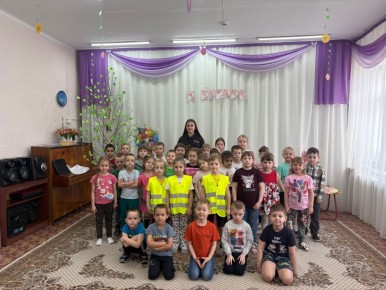 В Тисуле сотрудники Госавтоинспекции провели беседу о Правилах дорожного движения с воспитанниками детского сада №1