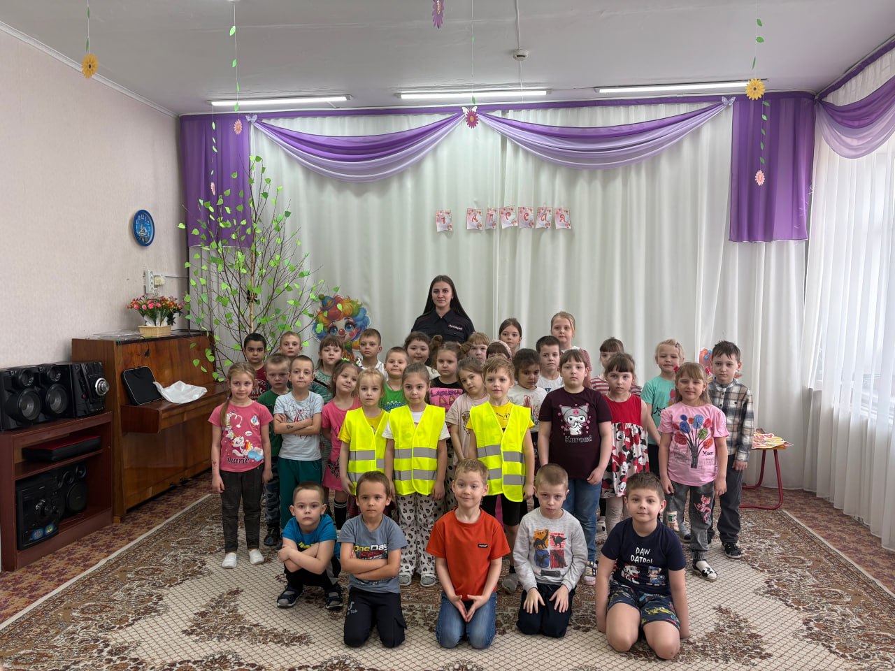 В Тисуле сотрудники Госавтоинспекции провели беседу о Правилах дорожного движения с воспитанниками детского сада №1