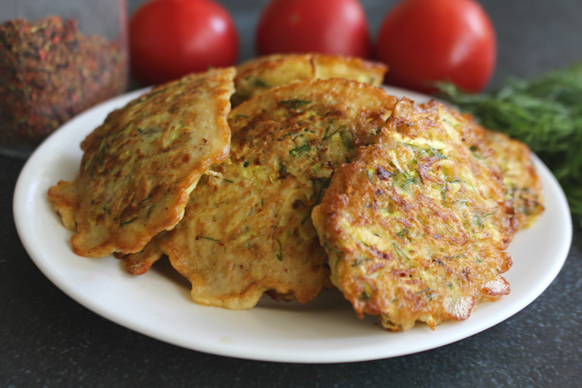 Нежные оладьи из кабачков с укропом и овсяными хлопьями