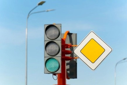 Сегодня с 9:00 до 15:00 не будет работать светофор по ул. Елыкаевская, 151