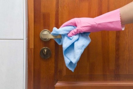 Как легко справиться с жирными пятнами на дверях: полезные советы