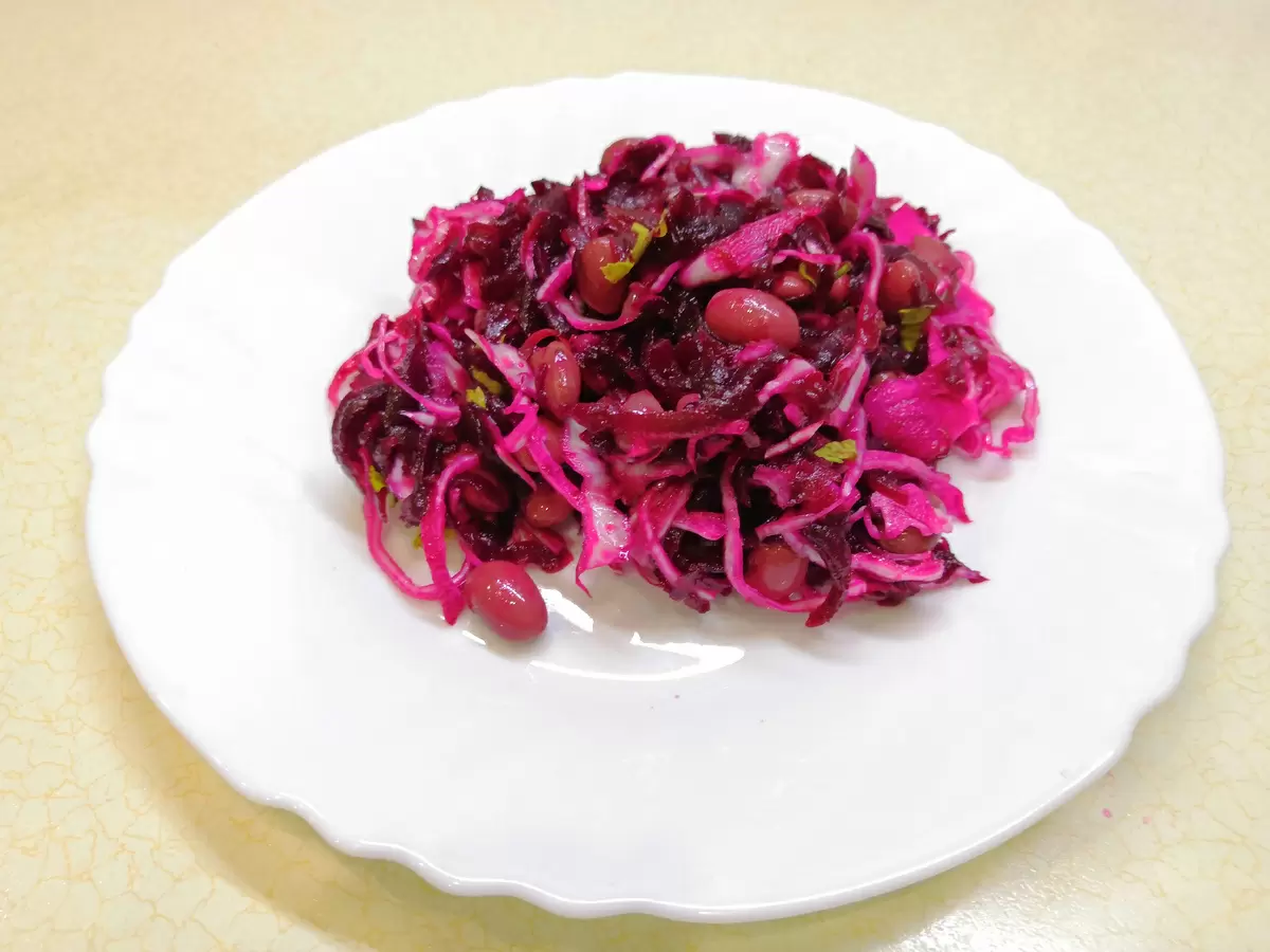 Полезный и простой салат: свекла с квашеной капустой