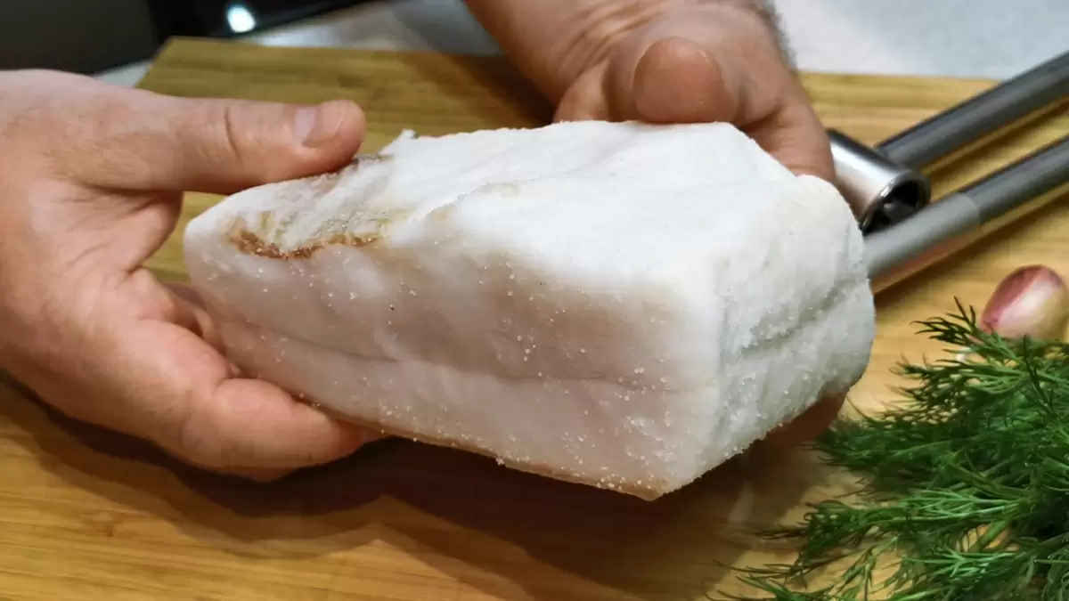 Непревзойденная закуска из сала: рецепт, который собирает вокруг стола всех