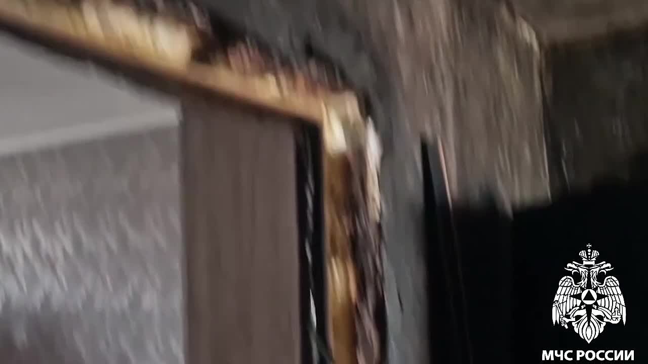 В Новокузнецке сотрудники. МЧС России спасли людей из многоэтажного жилого дома