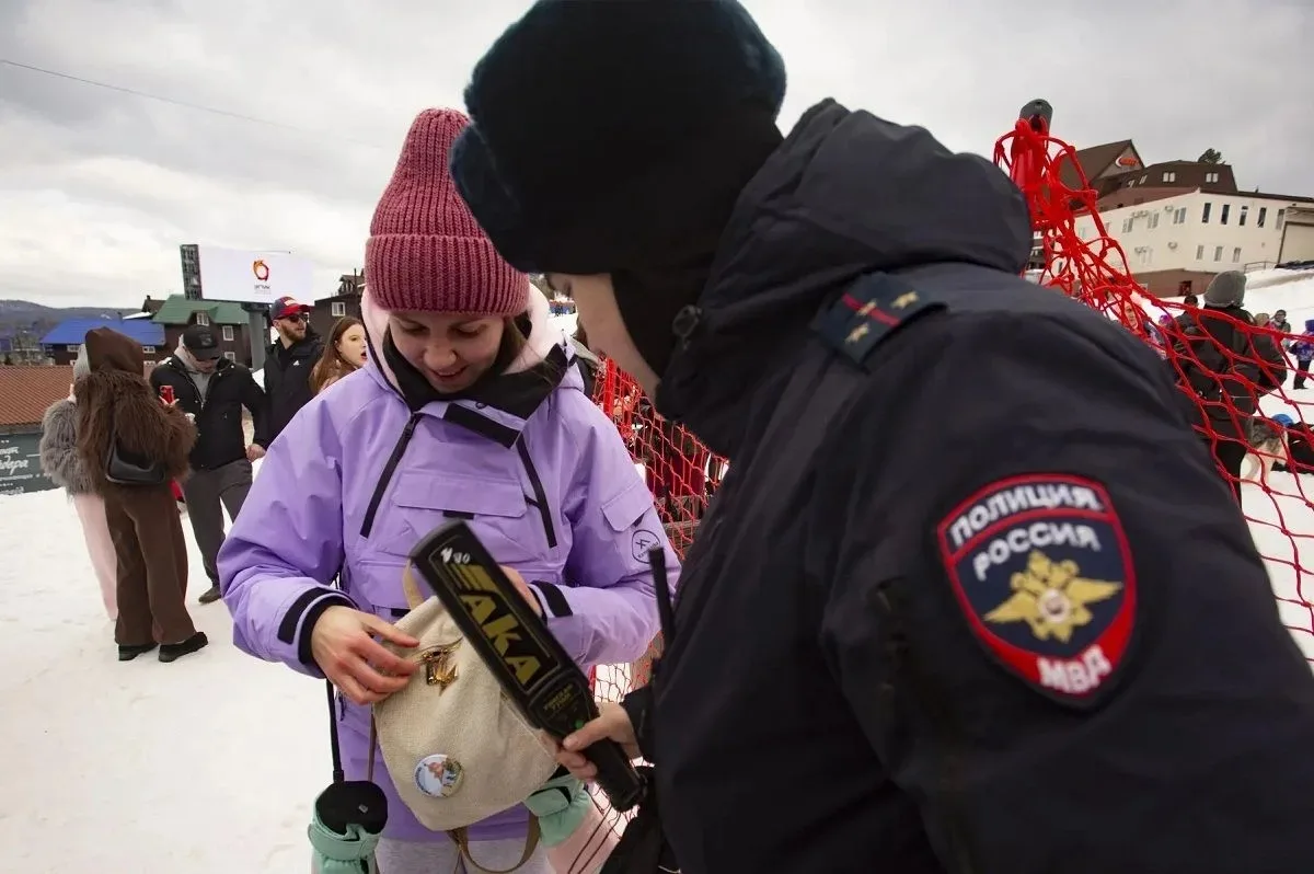 Кузбасские полицейские обеспечили порядок на горнолыжном фестивале «Грелка Фест» Кузбасские полицейские обеспечили порядок на горнолыжном фестивале «Грелка Фест»