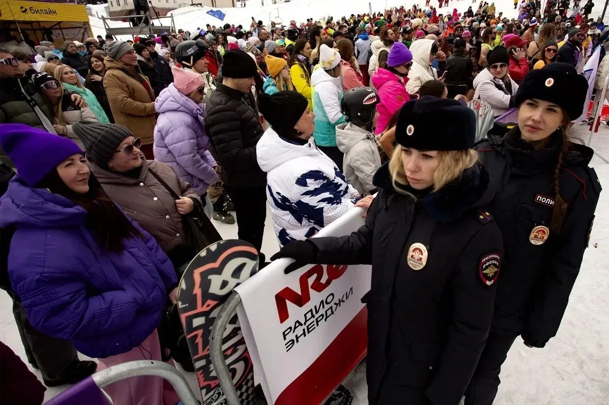 Кузбасские полицейские обеспечили порядок на горнолыжном фестивале «Грелка Фест» Кузбасские полицейские обеспечили порядок на горнолыжном фестивале «Грелка Фест»