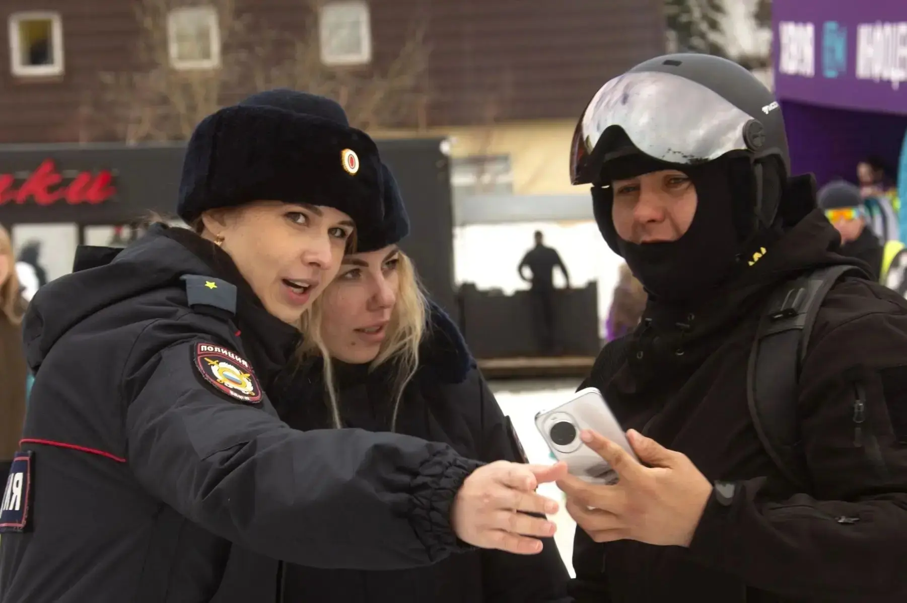 Кузбасские полицейские обеспечили порядок на горнолыжном фестивале «Грелка Фест» Кузбасские полицейские обеспечили порядок на горнолыжном фестивале «Грелка Фест»