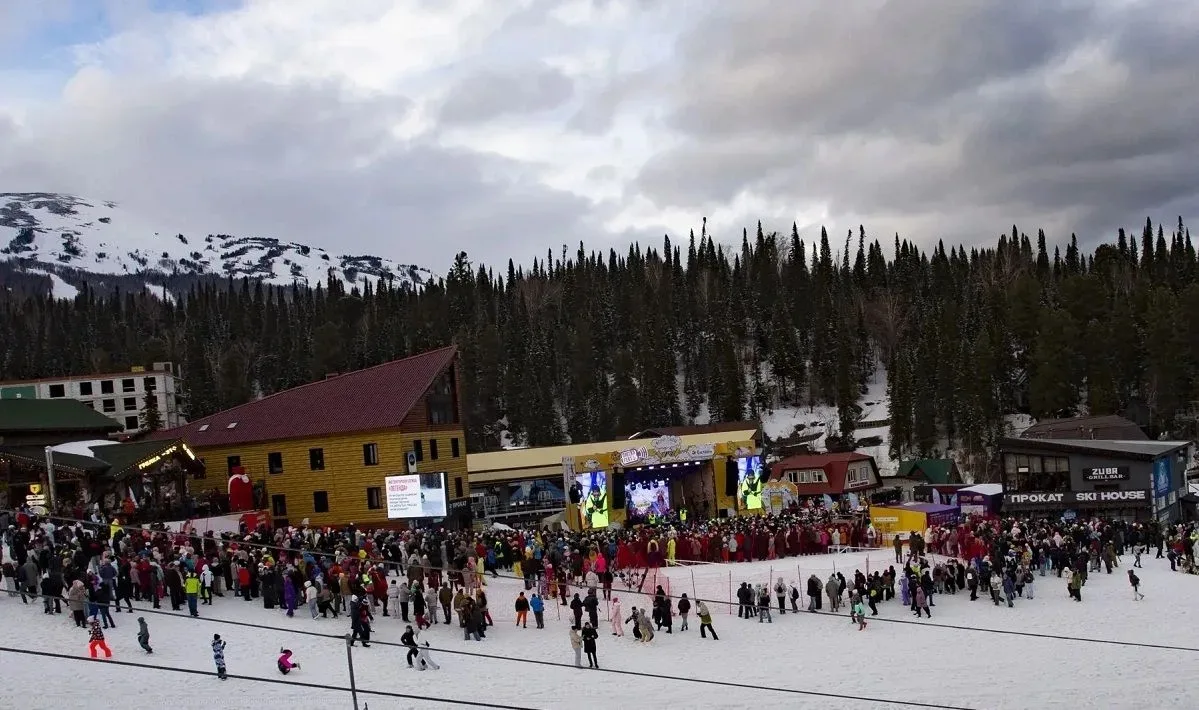 Кузбасские полицейские обеспечили порядок на горнолыжном фестивале «Грелка Фест» Кузбасские полицейские обеспечили порядок на горнолыжном фестивале «Грелка Фест»
