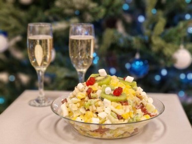 Стекло против пластика: практичный взгляд на бокалы к новогодней ночи