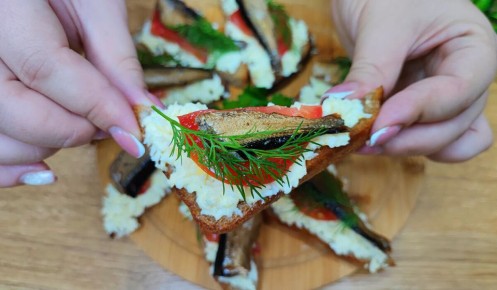 Бутерброды со шпротами: кулинарный хит на ваш стол за считанные минуты